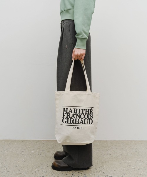 MARITHE + FRANCOIS GIRBAUD(マリテフランソワジルボー)の「CLASSIC LOGO ECO BAG(エコバッグ/サブバッグ・レディース・ナチュラル・フリー)」の2枚目の写真