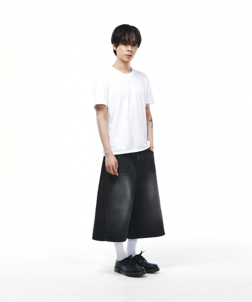 SIGNATURE（シグネチャ）の「ウォッシングカーブドバミューダデニムパンツ[ブラック]（その他パンツ・レディース・その他・LARGE/X-LARGE/SMALL/MEDIUM）」の4枚目の写真