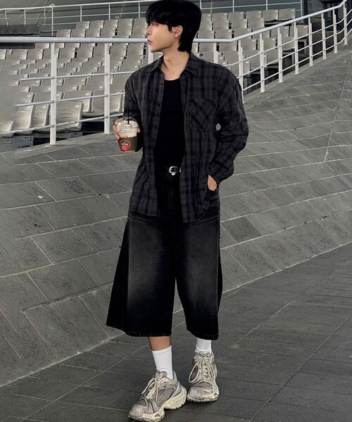 SIGNATURE（シグネチャ）の「ウォッシングカーブドバミューダデニムパンツ[ブラック]（その他パンツ・レディース・その他・LARGE/X-LARGE/SMALL/MEDIUM）」の15枚目の写真