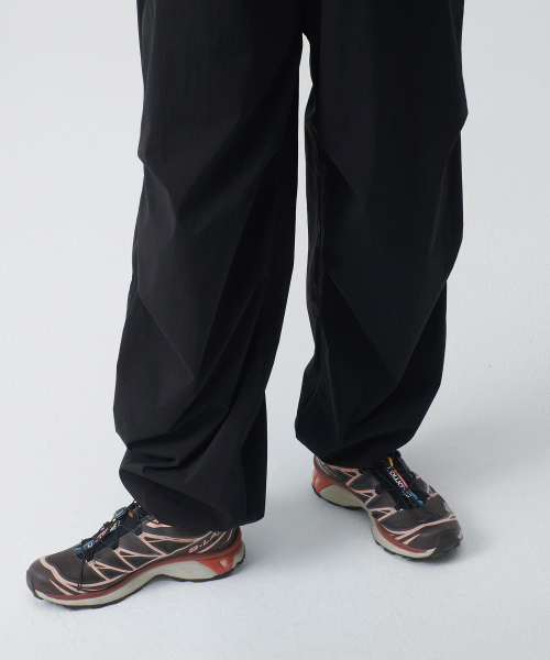 MUSINSA STANDARD WOMAN（ムシンサスタンダードウーマン）の「ウィメンズパラシュートパンツ[ブラック]（スウェットパンツ・レディース・その他・30/24/26/28/22）」の11枚目の写真