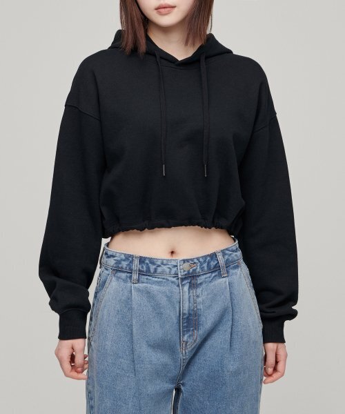 MUSINSA STANDARD WOMAN（ムシンサスタンダードウーマン）の「ウィメンズクロップフードパーカースウェットシャツ[ブラック]（パーカー・レディース・その他・SMALL/MEDIUM/LARGE/X-SMALL）」の2枚目の写真