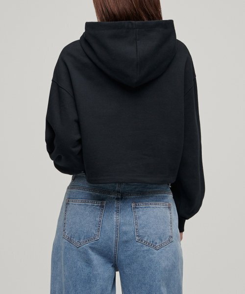 MUSINSA STANDARD WOMAN（ムシンサスタンダードウーマン）の「ウィメンズクロップフードパーカースウェットシャツ[ブラック]（パーカー・レディース・その他・SMALL/MEDIUM/LARGE/X-SMALL）」の3枚目の写真