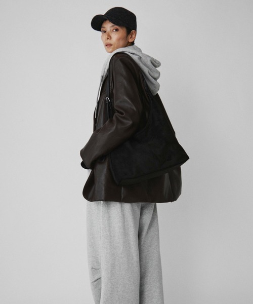 VION（ヴィオン）の「Curved Shoulder Bag / カーブドショルダーバック（ショルダーバッグ・レディース・ベージュ/ブラック・FREE）」の6枚目の写真