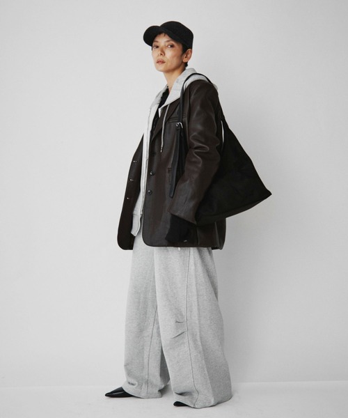 VION（ヴィオン）の「Curved Shoulder Bag / カーブドショルダーバック（ショルダーバッグ・レディース・ベージュ/ブラック・FREE）」の7枚目の写真