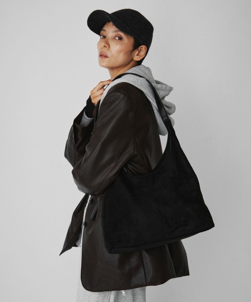 VION（ヴィオン）の「Curved Shoulder Bag / カーブドショルダーバック（ショルダーバッグ・レディース・ベージュ/ブラック・FREE）」の8枚目の写真