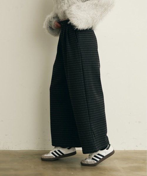 Lunea（ルネア）の「【裏起毛】チェック柄タックワイドパンツ（その他パンツ・レディース・グレー/ネイビー・M/L）」の2枚目の写真