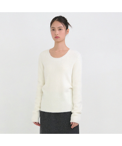 MICANE(ミケーネ)の「パウダリーUネックニット(ニット/セーター・レディース・スカイブルー/ブラック/アイボリー・X-LARGE/LARGE/MEDIUM/SMALL)」の2枚目の写真