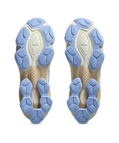 emmi（エミ）の「【ASICS】GEL-KINETIC FLUENT（スニーカー・レディース・クリーム・23/23.5/24/24.5/25）」の2枚目の写真