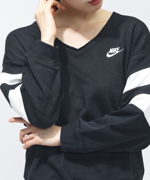 NIKE（ナイキ）の「ナイキ NIKE ナイキ  NSW クラブ フリース VNECK L/S クルー（スウェット・レディース・レッドパープル/ブラック・S/M/L）」の2枚目の写真
