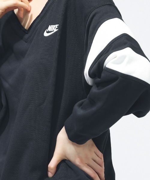 NIKE（ナイキ）の「ナイキ NIKE ナイキ  NSW クラブ フリース VNECK L/S クルー（スウェット・レディース・レッドパープル/ブラック・S/M/L）」の4枚目の写真