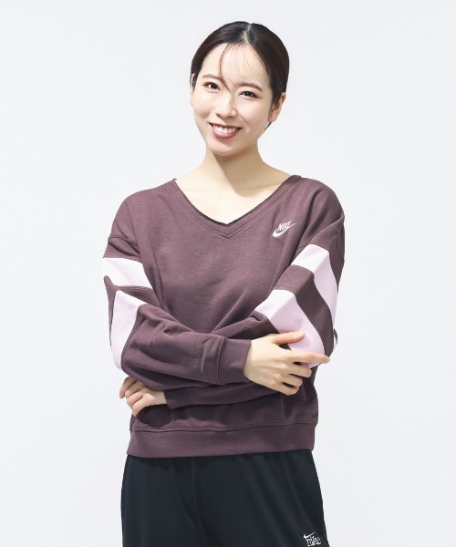 NIKE（ナイキ）の「ナイキ NIKE ナイキ  NSW クラブ フリース VNECK L/S クルー（スウェット・レディース・レッドパープル/ブラック・S/M/L）」の8枚目の写真