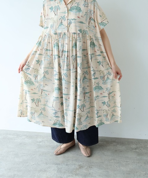 yuni(ユニ )の「Island print tiered open collar ワンピース(ワンピース・レディース・ピンク/ベージュ・FREE)」の2枚目の写真