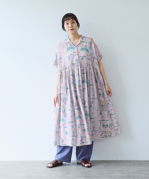 yuni(ユニ )の「Island print tiered open collar ワンピース(ワンピース・レディース・ピンク/ベージュ・FREE)」の1枚目の写真