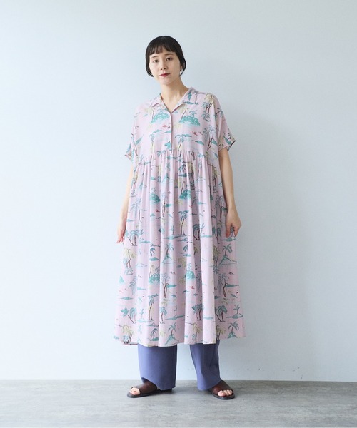 yuni(ユニ )の「Island print tiered open collar ワンピース(ワンピース・レディース・ピンク/ベージュ・FREE)」の4枚目の写真