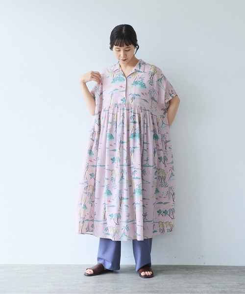 yuni(ユニ )の「Island print tiered open collar ワンピース(ワンピース・レディース・ピンク/ベージュ・FREE)」の5枚目の写真