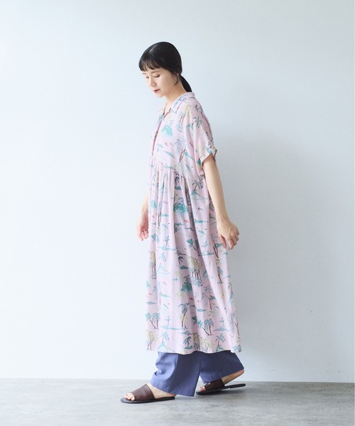 yuni(ユニ )の「Island print tiered open collar ワンピース(ワンピース・レディース・ピンク/ベージュ・FREE)」の7枚目の写真