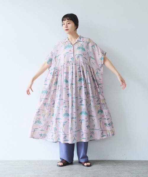 yuni(ユニ )の「Island print tiered open collar ワンピース(ワンピース・レディース・ピンク/ベージュ・FREE)」の6枚目の写真