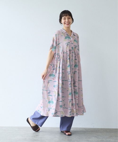 yuni(ユニ )の「Island print tiered open collar ワンピース(ワンピース・レディース・ピンク/ベージュ・FREE)」の3枚目の写真