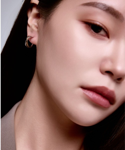 Lyvi(ライビィ)の「バイカラー / Crossed Layer Hoop Pierce-Contrast Edition / 金属アレルギー対応(ピアス(両耳用)・レディース・ゴールド系その他・FREE)」の2枚目の写真