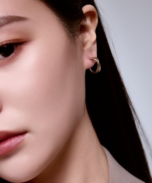 Lyvi(ライビィ)の「バイカラー / Crossed Layer Hoop Pierce-Contrast Edition / 金属アレルギー対応(ピアス(両耳用)・レディース・ゴールド系その他・FREE)」の4枚目の写真