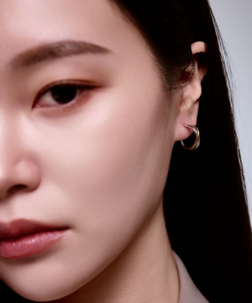 Lyvi(ライビィ)の「バイカラー / Crossed Layer Hoop Pierce-Contrast Edition / 金属アレルギー対応(ピアス(両耳用)・レディース・ゴールド系その他・FREE)」の5枚目の写真