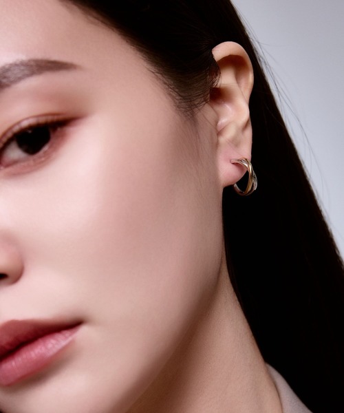 Lyvi(ライビィ)の「バイカラー / Crossed Layer Hoop Pierce-Contrast Edition / 金属アレルギー対応(ピアス(両耳用)・レディース・ゴールド系その他・FREE)」の6枚目の写真