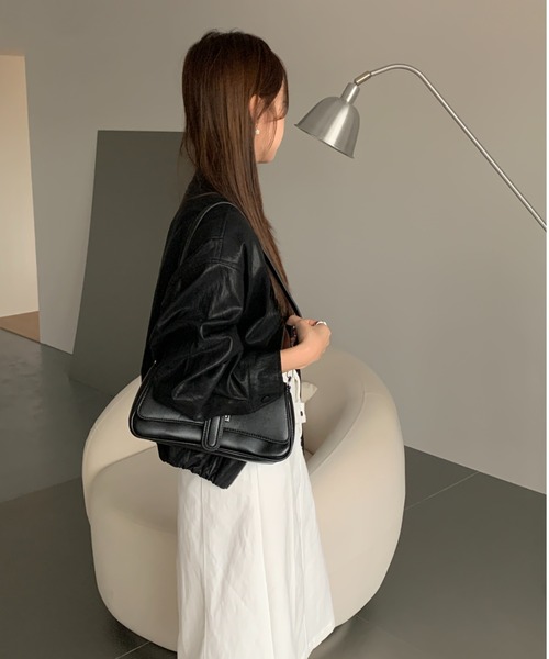 Lips(リップス)の「コンパクト×高見えデザインで魅せる!大人の洗練ショルダーバッグ(ハンドバッグ・レディース・ボルドー/ブラウン/アイボリー/ブラック・FREE)」の7枚目の写真