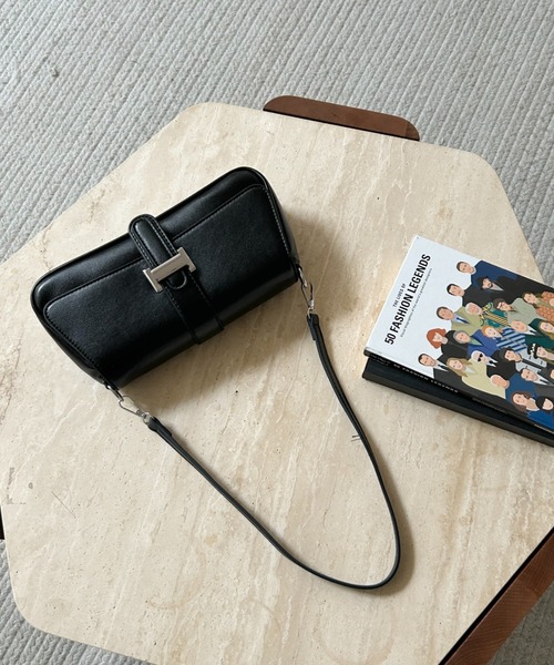 Lips(リップス)の「コンパクト×高見えデザインで魅せる!大人の洗練ショルダーバッグ(ハンドバッグ・レディース・ボルドー/ブラウン/アイボリー/ブラック・FREE)」の13枚目の写真