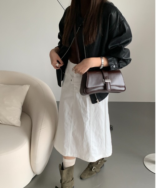 Lips(リップス)の「コンパクト×高見えデザインで魅せる!大人の洗練ショルダーバッグ(ハンドバッグ・レディース・ボルドー/ブラウン/アイボリー/ブラック・FREE)」の14枚目の写真