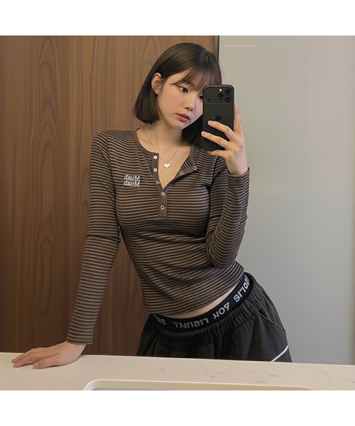 muahmuah（ムーアムーア）の「ヘンリーネックストライプステッチTシャツ[6色]（Tシャツ/カットソー・レディース・アイボリー/ブラック/グレー/ブルー/ブラウン/クリーム・FREE）」の4枚目の写真