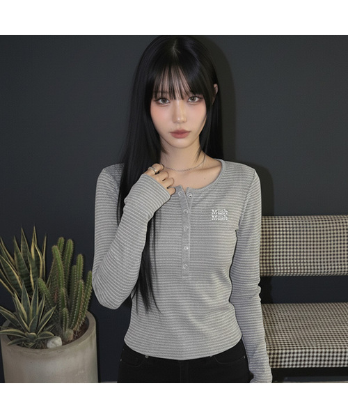 muahmuah（ムーアムーア）の「ヘンリーネックストライプステッチTシャツ[6色]（Tシャツ/カットソー・レディース・アイボリー/ブラック/グレー/ブルー/ブラウン/クリーム・FREE）」の3枚目の写真