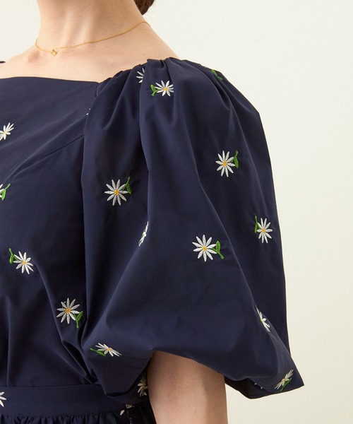 Liala×PG(リアラバイピージー)の「マーガレット 花刺繍 パフスリーブ ブラウス 半袖 Liala×PG(シャツ/ブラウス・レディース・レッド/ホワイト/ネイビー・M/S)」の8枚目の写真
