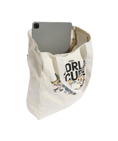 adidas(アディダス)の「adidas originals FIFA World Cup 26 Mascot Tote(アディダスオリジナルス FIFA ワールドカップ 26 マスコット トートバッグ)(トートバッグ・メンズ・ホワイト系・ONE SIZE)」の4枚目の写真