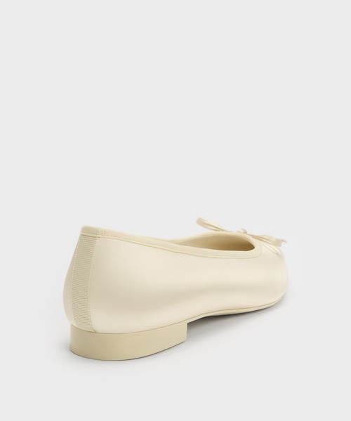 CHARLES & KEITH(チャールズ & キース)の「Briella ブリエラ サテンキャップトゥ フラット(バレエシューズ・レディース・ブラック系その他2/クリーム・25cm/24.5cm/23.5cm/23cm/22.5cm/25.5cm)」の4枚目の写真
