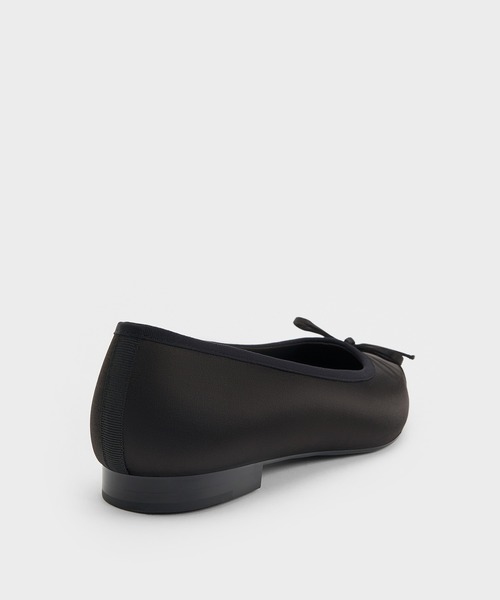 CHARLES & KEITH(チャールズ & キース)の「Briella ブリエラ サテンキャップトゥ フラット(バレエシューズ・レディース・ブラック系その他2/クリーム・25cm/24.5cm/23.5cm/23cm/22.5cm/25.5cm)」の8枚目の写真