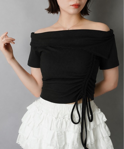 SPINNS(スピンズ)の「オフショル半袖カットソー/サイドギャザー(Tシャツ/カットソー・レディース・ブラック/ホワイト/チャコール・ONESIZE)」の1枚目の写真
