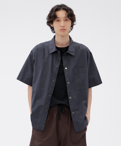 MHL.(エムエイチエル)の「COTTON NYLON VOILE(シャツ/ブラウス・メンズ・チャコール/グリーン・SMALL/MEDIUM/LARGE)」の1枚目の写真