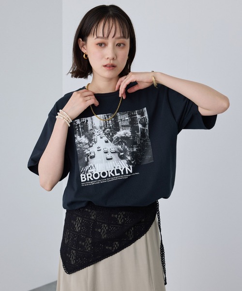 CROSS FUNCTION(クロスファンクション)の「《UV》エブ楽 Brooklynフォトプリント クール Tシャツ【CROSS FUNCTION/クロスファンクション】(Tシャツ/カットソー・レディース・オフホワイト/チャコールグレー・LL/L/M)」の1枚目の写真