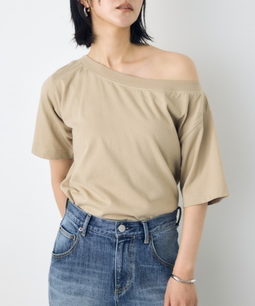 AZUL by moussy（アズールバイマウジー）の「【サイズ,身長別画像あり】【接触冷感】ひんやり♪クールタッチワンショルダーカットトップス　夏服　春服（Tシャツ/カットソー・レディース・ライトブラック/オフホワイト/ベージュ/ライトブルー・MEDIUM/SMALL）」の4枚目の写真