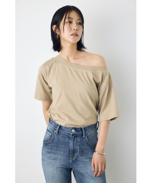 AZUL by moussy（アズールバイマウジー）の「【サイズ,身長別画像あり】【接触冷感】ひんやり♪クールタッチワンショルダーカットトップス　夏服　春服（Tシャツ/カットソー・レディース・ライトブラック/オフホワイト/ベージュ/ライトブルー・MEDIUM/SMALL）」の5枚目の写真