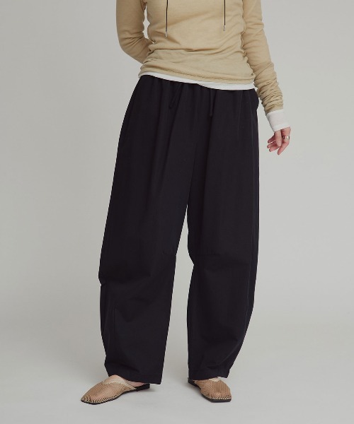 W:Huku(フーク)の「【W:Huku / スムースタッチコットン】バレルレッグ イージーパンツ / Smooth Touch Cotton Easy Pants(その他パンツ・レディース・ベージュ系その他/ブラック/オフホワイト・FREE)」の1枚目の写真