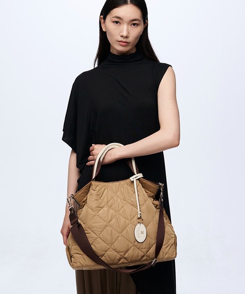 TREASURE TOPKAPI(トレジャートプカピ)の「【TREASURE TOPKAPI】ストライプハンドル キルティング 2way トートバッグ A4対応 / 軽量(トートバッグ・レディース・ブラック/ダークオリーブ/ベージュ・FREE)」の2枚目の写真