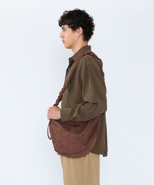 City Ambient Products(シティアンビエントプロダクツ)の「City Ambient Products: フェイクスエード(ポリエステル) クランプル ショルダーバッグ(ショルダーバッグ・メンズ・ブラウン・ONE SIZE)」の3枚目の写真