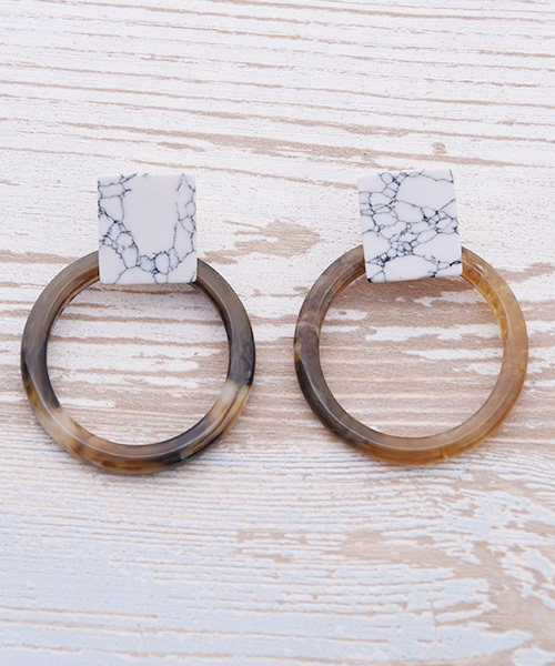 Eldia'lu(エルディアル)の「マーブルサークルピアスorイヤリング(ピアス(両耳用)・レディース・ホワイト/ホワイト系その他/ブルー系その他/ブルー・フリ-)」の3枚目の写真