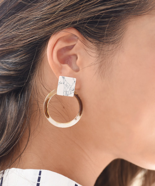 Eldia'lu(エルディアル)の「マーブルサークルピアスorイヤリング(ピアス(両耳用)・レディース・ホワイト/ホワイト系その他/ブルー系その他/ブルー・フリ-)」の2枚目の写真