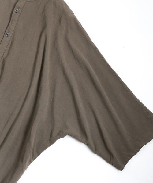 OURET（オーレット）の「マオカラーポンチョ -　100/2強撚ガーゼ　-（シャツ/ブラウス・メンズ・ブラック/グリーン系その他/ベージュ・1/2/3）」の5枚目の写真