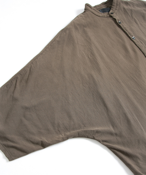 OURET（オーレット）の「マオカラーポンチョ -　100/2強撚ガーゼ　-（シャツ/ブラウス・メンズ・ブラック/グリーン系その他/ベージュ・1/2/3）」の6枚目の写真