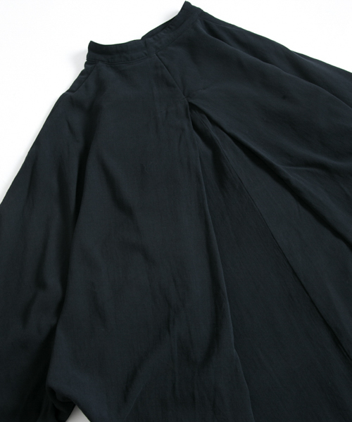 OURET（オーレット）の「マオカラーポンチョ -　100/2強撚ガーゼ　-（シャツ/ブラウス・メンズ・ブラック/グリーン系その他/ベージュ・1/2/3）」の14枚目の写真