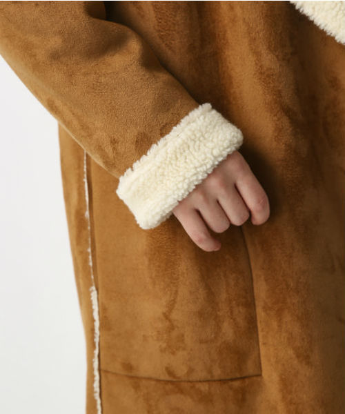 AZUL by moussy（アズールバイマウジー）の「ﾌｪｲｸﾑｰﾄﾝﾉｰｶﾗｰｺｰﾄ（ムートンコート・レディース・ブラック/ベージュ・LARGE/MEDIUM/SMALL）」の4枚目の写真