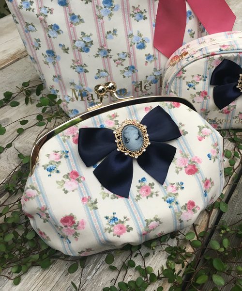 Maison de FLEUR（メゾンドフルール）の「ストライプフラワーがま口